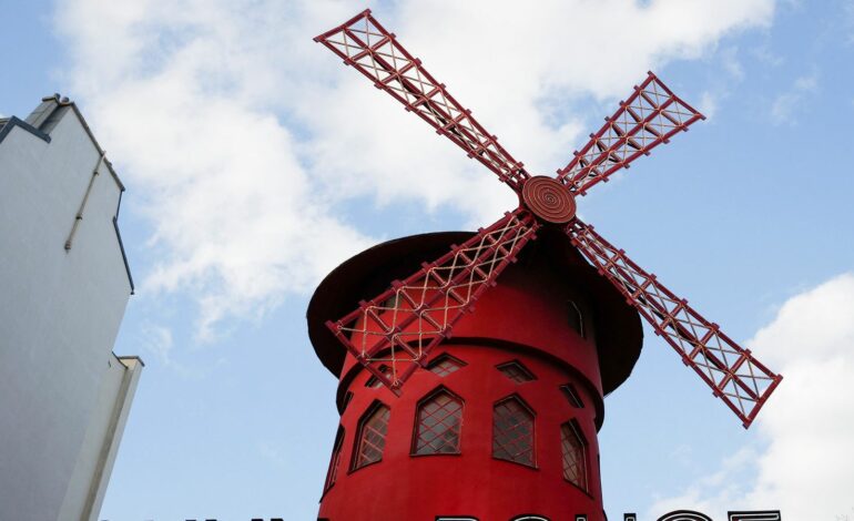 Moulin Rouge: Windmill blades fall off overnight