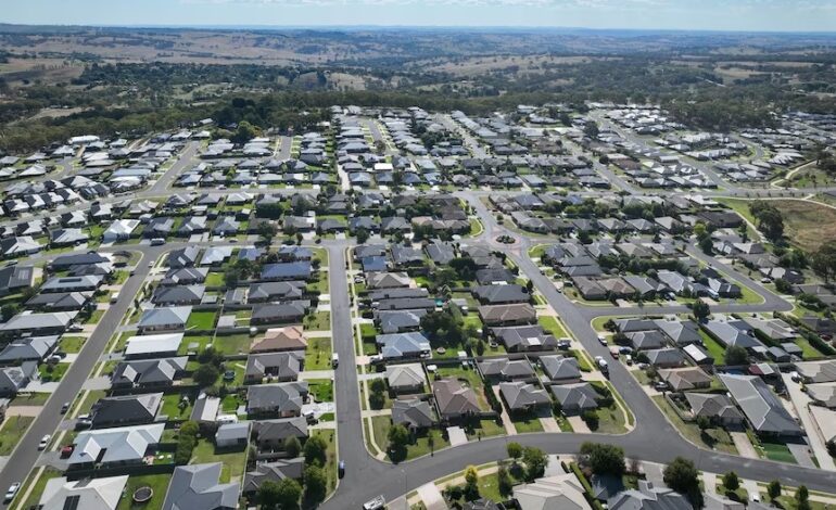 Ross Garnaut says housing and tax reform are needed to improve economic prospects of young people