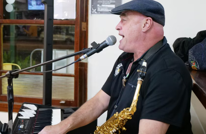 Melbourne musician Mark McGurgan brings jazz and music lessons to outback Queensland