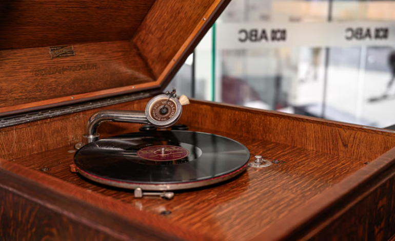 Century-old gramophone used by Queensland’s first radio station returns to the ABC