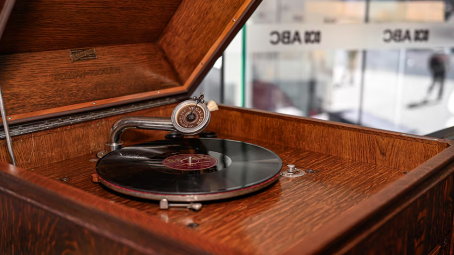 Century-old gramophone used by Queensland’s first radio station returns to the ABC
